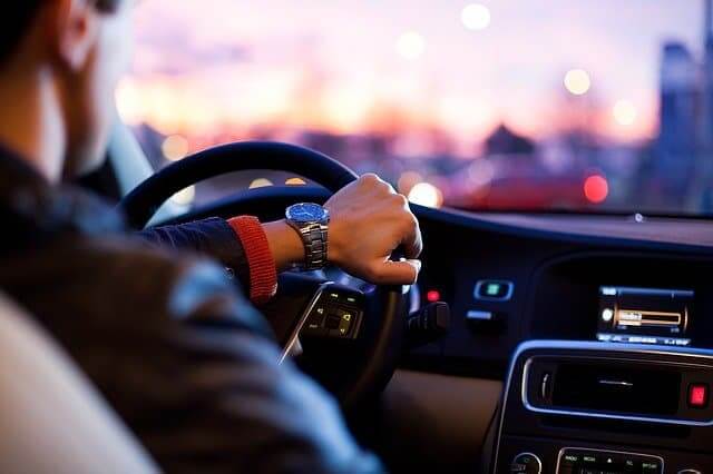 UE zaostrza ograniczenia emisji CO2 przez samochody. Co to oznacza dla przemysłu motoryzacyjnego?