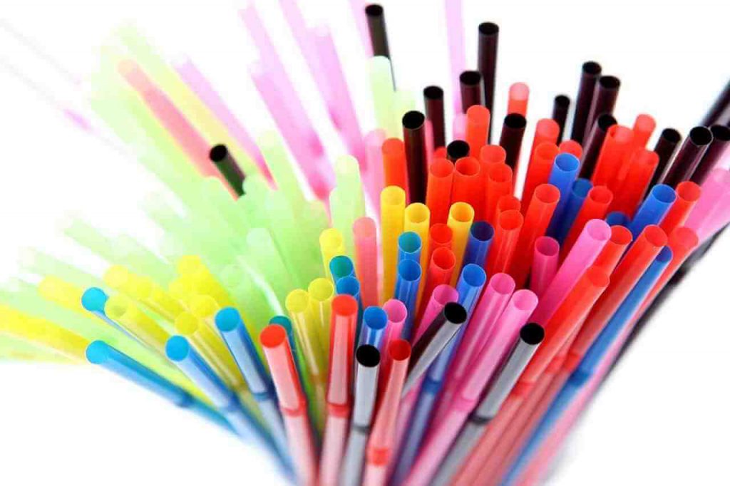 Plastikowa słomka – mały symbol ogromnego problemu